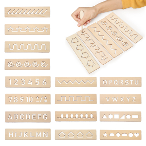 Varios tableros de madera para practicar la escritura del alfabeto, los números y las formas en general