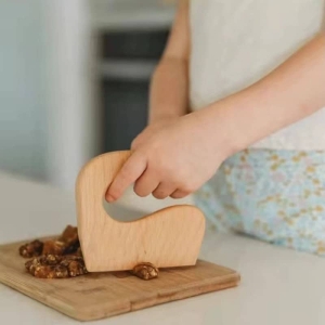 Mini cuchillo de madera natural con mango ancho, ideal para niños.