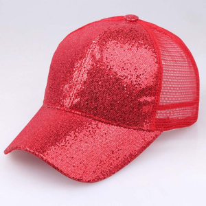 Gorra roja de purpurina para niñas sobre fondo blanco