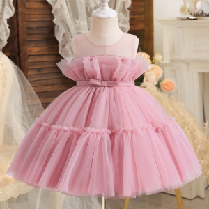 Vestido de tul rosa de niña presentado en un maniquí