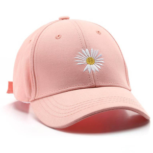 Gorra rosa con flor blanca para niñas sobre fondo blanco