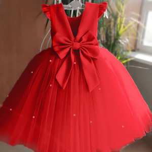Vestido rojo de tul para niñas colgado en una percha