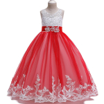 Vestido largo rojo con lazo para niñas la parte superior es blanca con encaje y se presenta sobre un fondo blanco
