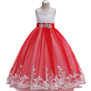 Vestido largo rojo con lazo para niñas la parte superior es blanca con encaje y se presenta sobre un fondo blanco