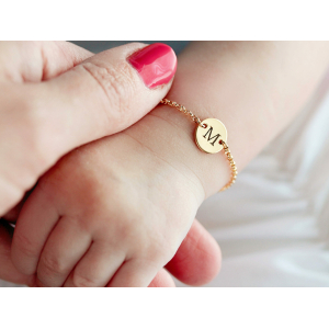 Pulsera con inicial grabada para bebé niña en la muñeca de color dorado con eslabón de cadena