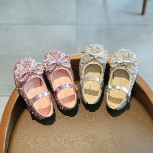 Princesas bailarinas con pajarita brillante para niñas con fondo de mesa con zapatos
