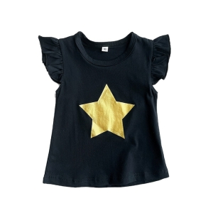 Sobre fondo blanco, una camiseta negra para niñas con mangas cortas con volantes y un motivo central de estrella dorada de 5 puntas