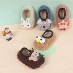 5 zapatillas de felpa, 3 de las cuales se colocan contra una pared, cada una con un animal encima