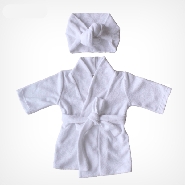 Albornoz de rizo blanco con cinturón y diadema a juego