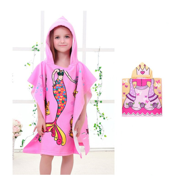 Chica joven de pie con un albornoz rosa de sirena con capucha