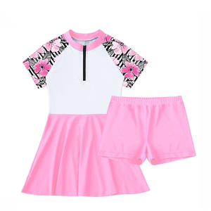 Conjunto de pantalón corto y vestido de baño rosa y blanco con motivos en las mangas