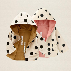 2 chaquetas reversibles con capucha en marrón y rosa, con lunares blancos y negros en un lado
