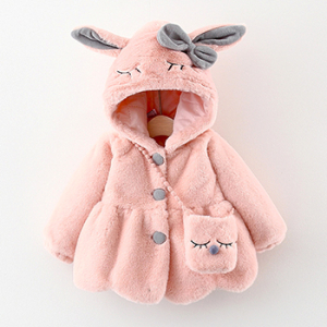 Abrigo de piel rosa con capucha de conejo y bolso lateral