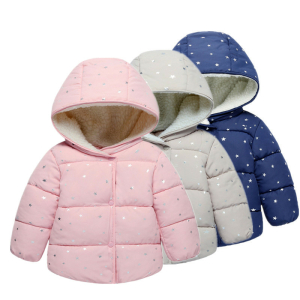 3 chaquetas de plumón con capucha rosa, gris y azul con estampado de estrellas plateadas