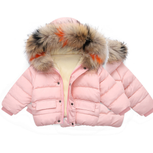 Chaqueta de plumón rosa con capucha de piel sintética de colores