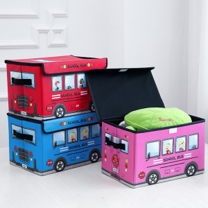 3 cajas de juguetes en forma de autobús, una abierta con un cojín verde en su interior
