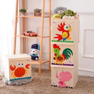 3 cajas de almacenaje apiladas y una al lado en un dormitorio