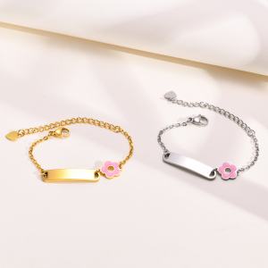 Dos pulseras de oro y plata con detalle de flor rosa