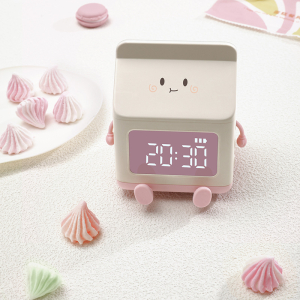 Radio reloj con forma de cartón de leche creativo para niñas con fondo blanco y caramelos en el lateral