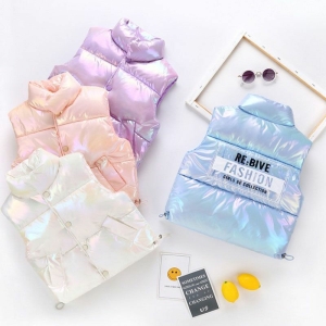 4 chaquetas de plumón sin mangas brillantes extendidas en plano, con accesorios a su alrededor