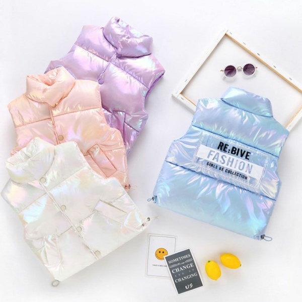 4 chaquetas de plumón sin mangas brillantes extendidas en plano, con accesorios a su alrededor