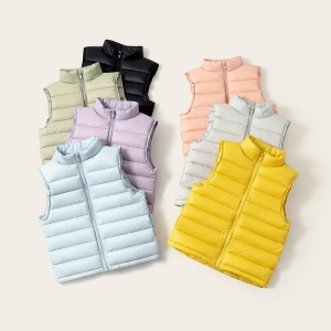 7 chaquetas de plumón sin mangas de colores colocadas en plano