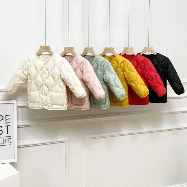 6 chaquetas de plumón ligeras y coloridas colgadas delante de una pared