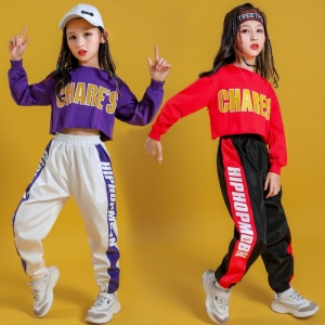 2 chicas jóvenes posando en jogging y sudaderas hip hop