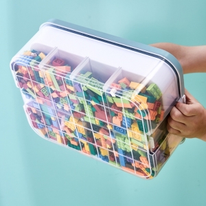 Caja de juguetes transparente con juguetes en su interior