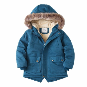 Parka de piel azul con capucha y bolsillos