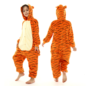 Chica joven de perfil y de espaldas con un surpyjama de tigre naranja