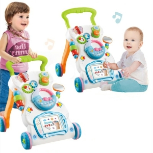 Un niño y un bebé jugando con el andador musical
