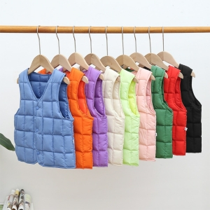 9 modelos de chaquetas de plumón sin mangas de diferentes colores colgadas de un perchero