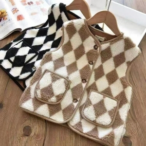 2 chalecos de rombos sin mangas en perchas, colocados planos sobre madera