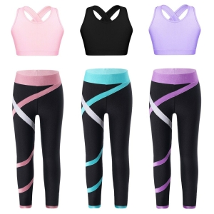 3 conjuntos de leggings y sujetador deportivo, uno al lado del otro, en diferentes colores