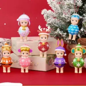7 figuras de Sonny Angel colgando de un árbol de Navidad beige, con un fondo decorado al estilo navideño