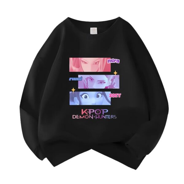 Sudadera para niña K-pop Demon Hunters negra motivo colorido con los rostros de las 3 heroínas en rectángulos con su nombre escrito. Sobre fondo blanco.