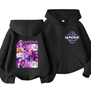 Sudadera para niña K-pop Demon Hunters estilo streetwear con capucha de color negro. A la izquierda, la sudadera vista desde atrás con un gran motivo colorido de heroínas del anime. A la derecha, la sudadera vista de frente con un cierre de cremallera y un logo en el lado del corazón. Sobre fondo blanco.