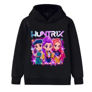 Sudadera para niña K-pop Demon Hunters motivo Huntrix con capucha de color negro. El motivo es colorido y representa a las tres chicas heroínas en versión dibujos animados con el nombre Huntrix encima. Sobre fondo blanco.