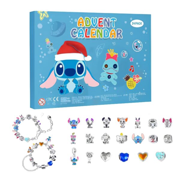 Calendario de Adviento Stitch dos pulseras estilo Pandora. La caja azul con Stitch y su gorro de Navidad en la parte superior de la imagen. Debajo, dos pulseras y charms. Sobre fondo blanco.