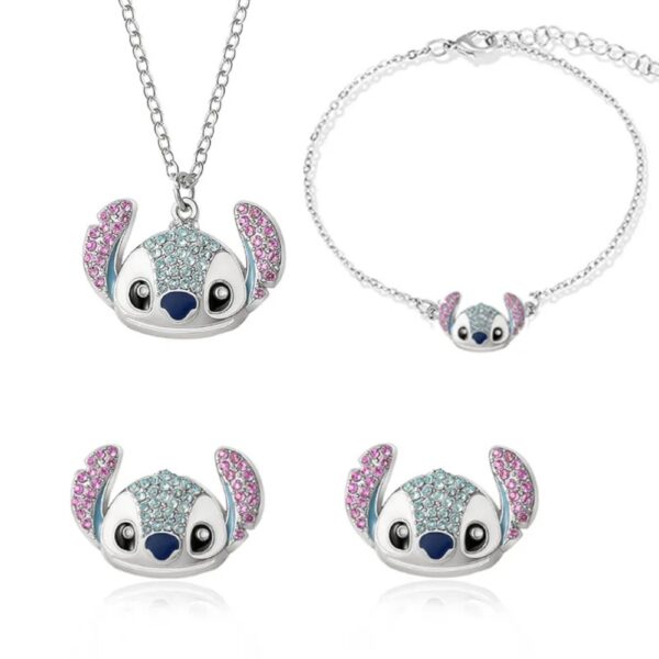 Set bijoux Stitch pour fille : collier, bracelet et boucles d’oreilles fantaisie avec tête de stitch en pendentif / en puce d'oreille. Le set est présenté sur fond blanc.