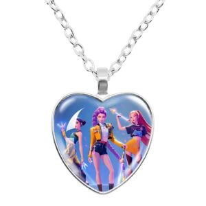 Collar K-pop Demon Hunters en forma de corazón con las tres heroínas de la película sobre un fondo azul. La cadena es de metal. Sobre fondo blanco.