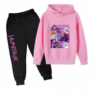 Chándal niña K-pop Demon Hunters bicolor con un pantalón negro con una inscripción "Huntrix" en mayúsculas violetas sobre una pierna y una sudadera con capucha rosa con un estampado en el centro de las tres heroínas con sus nombres. Sobre fondo blanco.