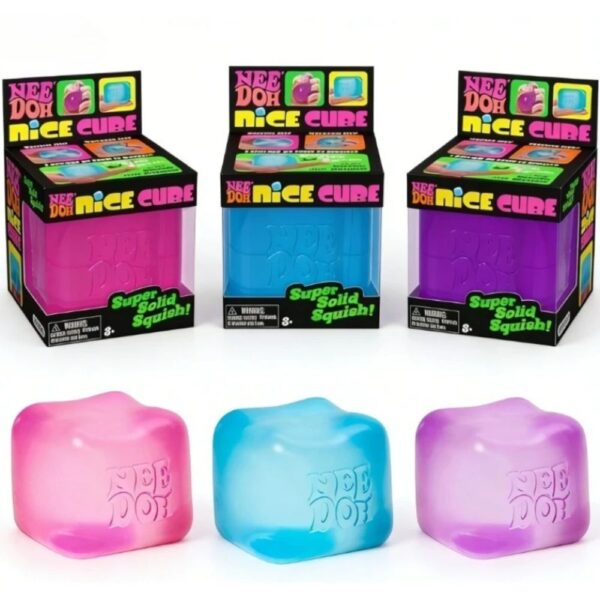 IMG_Cube_sensoriel_anti-stress-_presser_forme_glaconIMG_Cube_sensoriel_anti-stress-_presser_forme_glacon_8.jpg 3 boites carrées avec des cubes sensoriels à l'intérieur, puis 3 cubes sensoriels de couleur rose, bleu et violet disposés à côté, de la marque Needoh