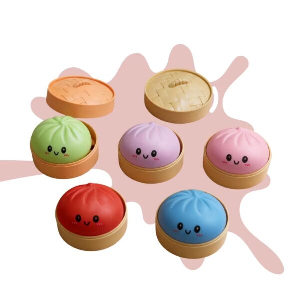 IMG_lot_5_squishy_dumpling_anti_stress_fille.avif 5 boites avec à l'intérieur un squishy dumpling en fortme de brioche vapeur, toutes d'une couleur différente.
